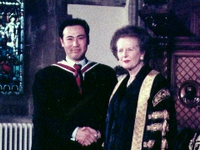 イギリスの大学の卒業式で、サッチャー首相（当時）と