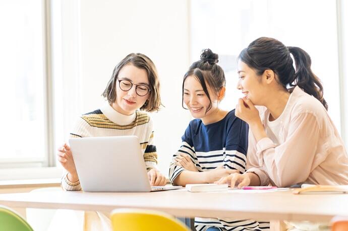 学生　女性　パソコン