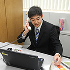 相談対応するカウンセラーの様子の写真