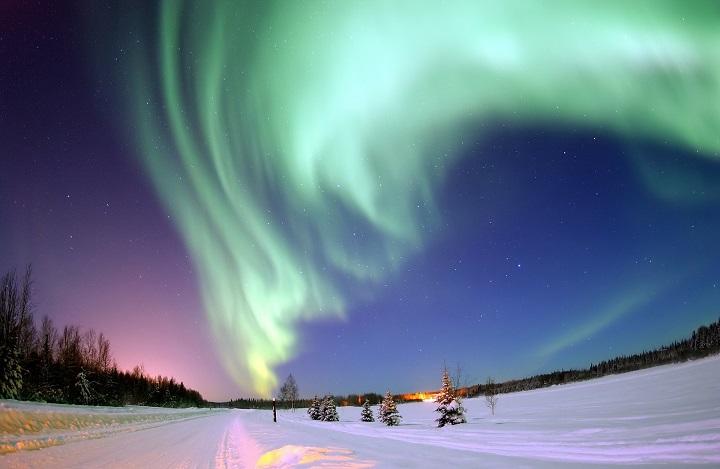 aurora-borealis-69221_1920_720.jpg