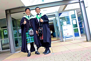 卒業式はスコットランドの正装で。修士生のガウンはグリーン