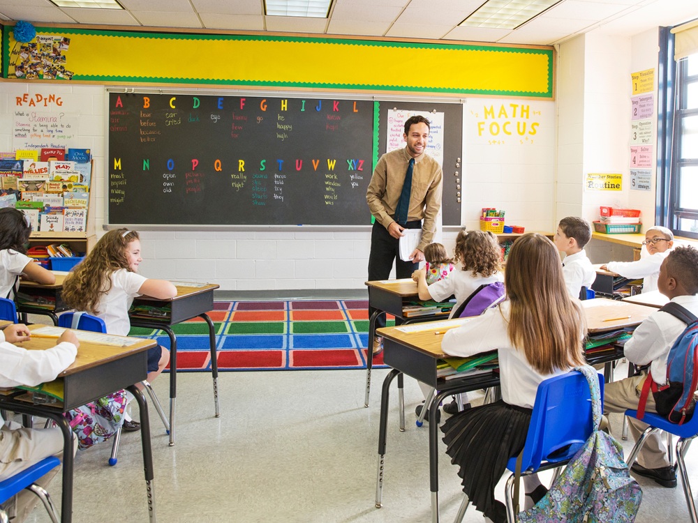 小学生のグループツアーの様子の写真