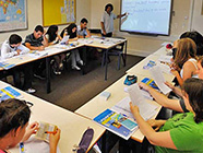 シニア向け留学の語学授業の様子の写真